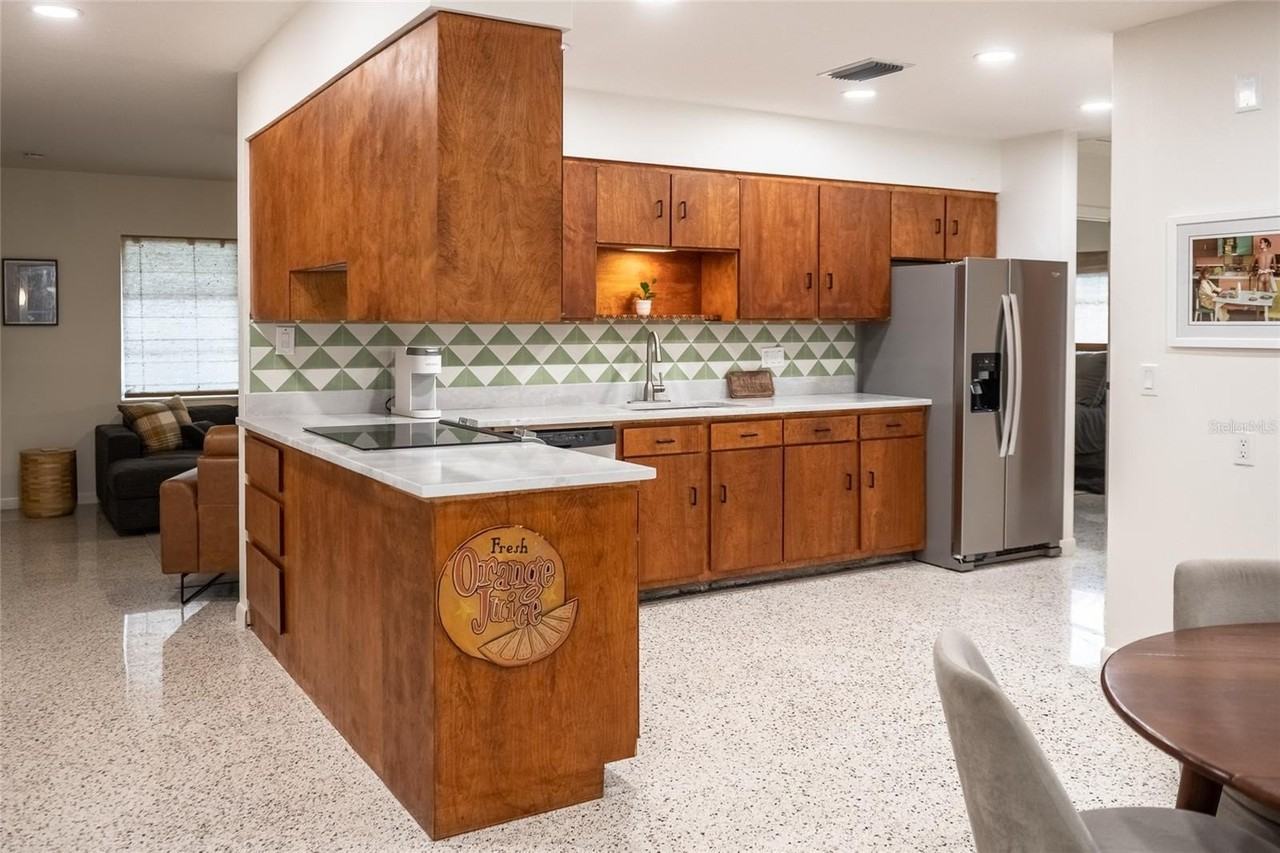 725 S Wilson Ave - Photo 7 of 15