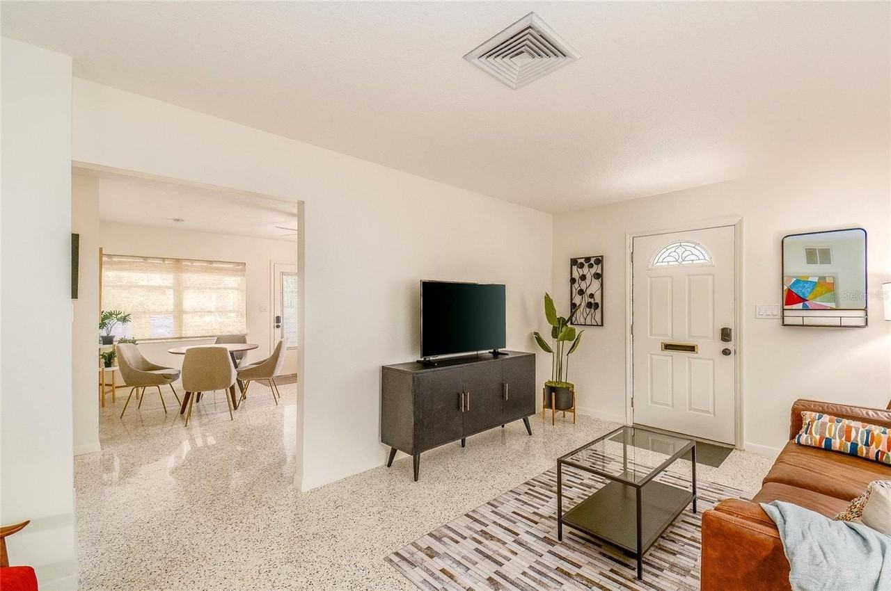 723 S Wilson Ave - Photo 2 of 10