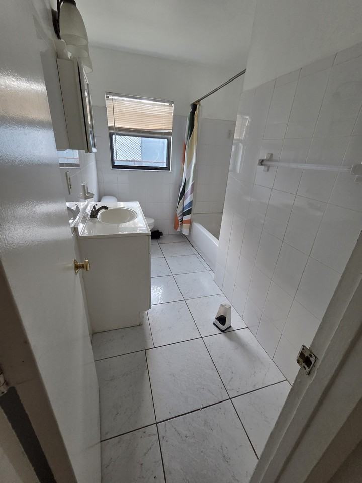 5204 Northwest 15th Court - Photo 7 of 24