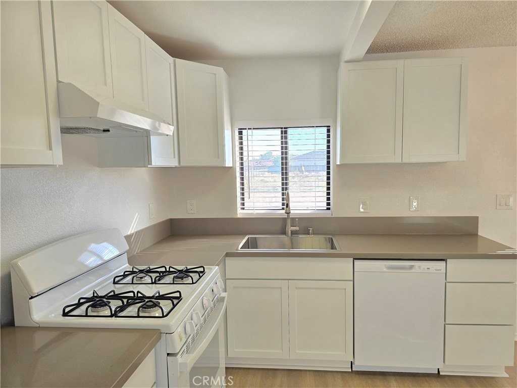 8249 Catalpa Ave #A - Photo 3 of 12