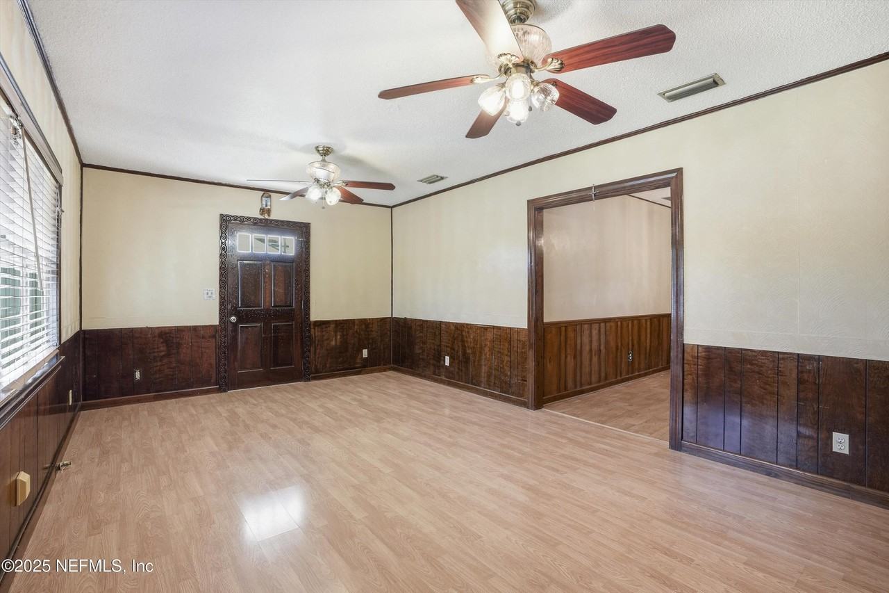 1546 River Hills Circle West - Photo 3 of 19