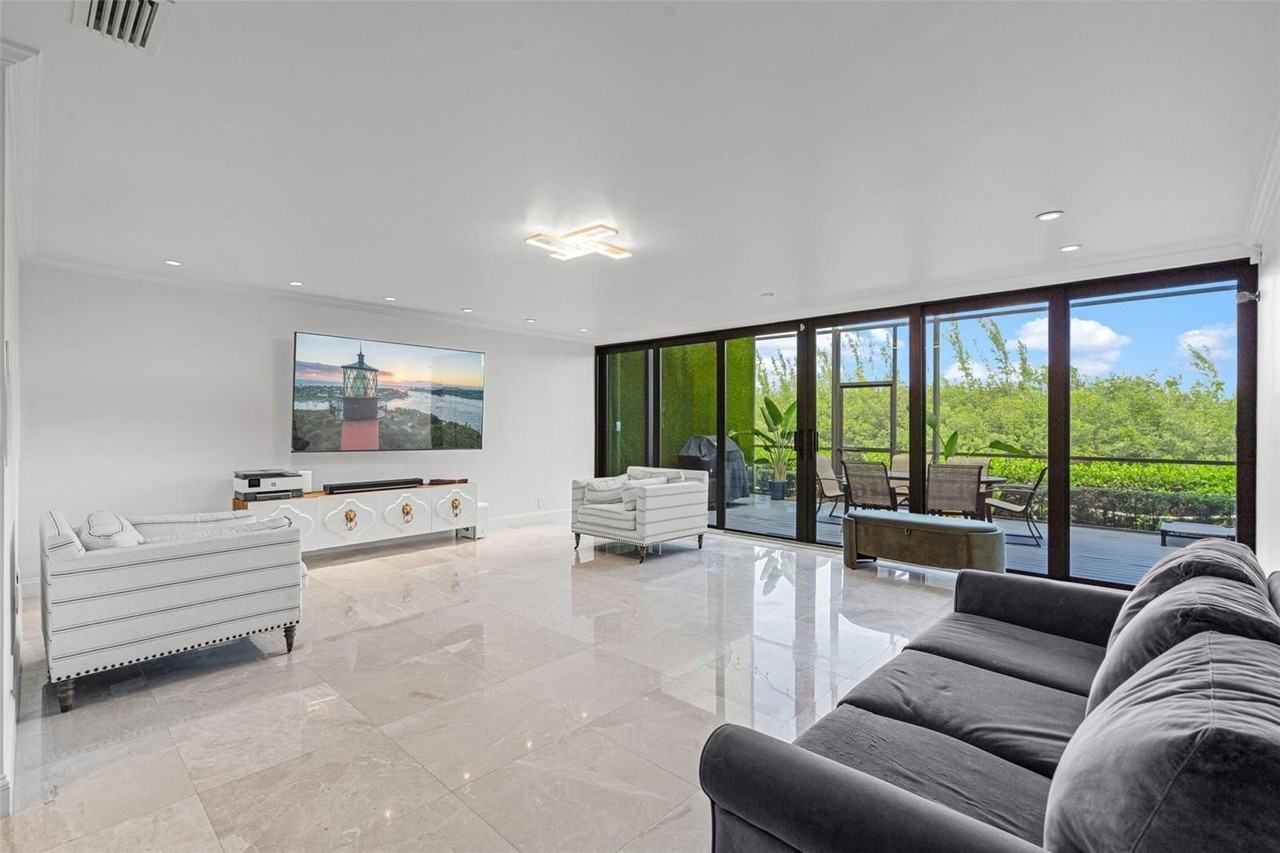 6124 Paradise Point Dr - Photo 4 of 8