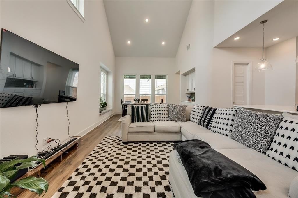 668 Brockwell Bnd - Photo 3 of 34