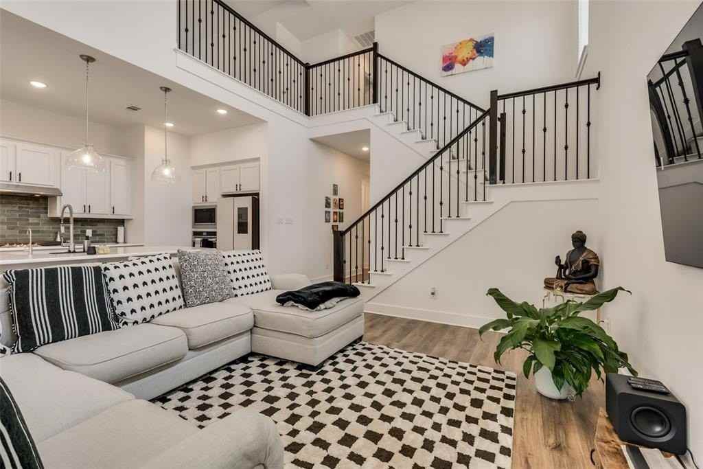 668 Brockwell Bnd - Photo 5 of 34