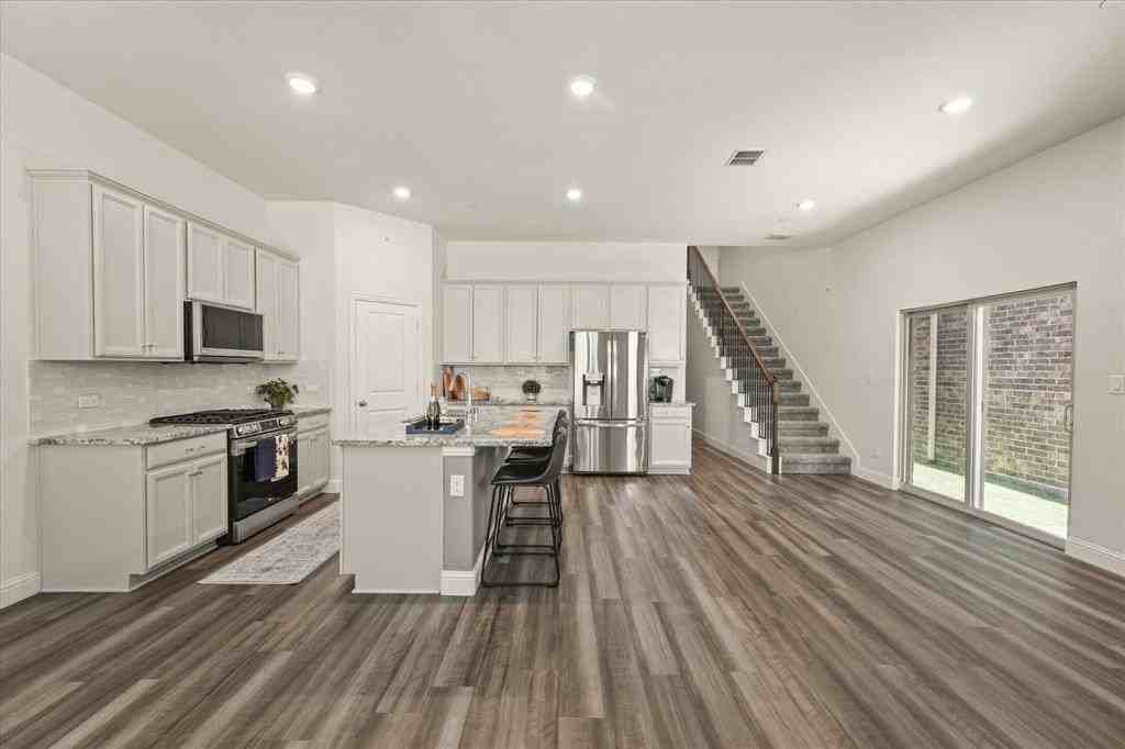 7424 Palisades Dr - Photo 3 of 21