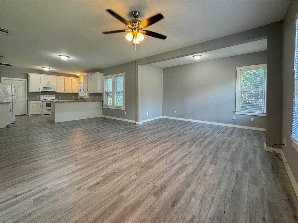 2109 N Elm St - Photo 5 of 33