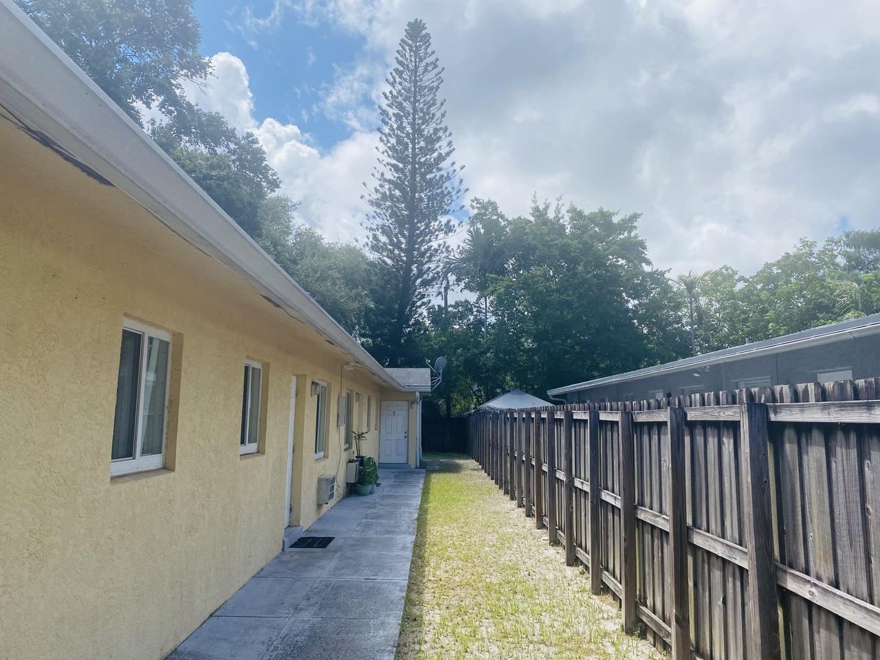 709 Sw 13th Ave #4 - Photo 5 of 14