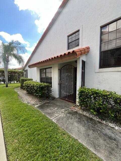 13501 Fountain View Blvd - Photo 2 of 28