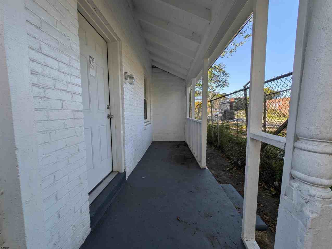 902 Westcoat Pl - Photo 3 of 23