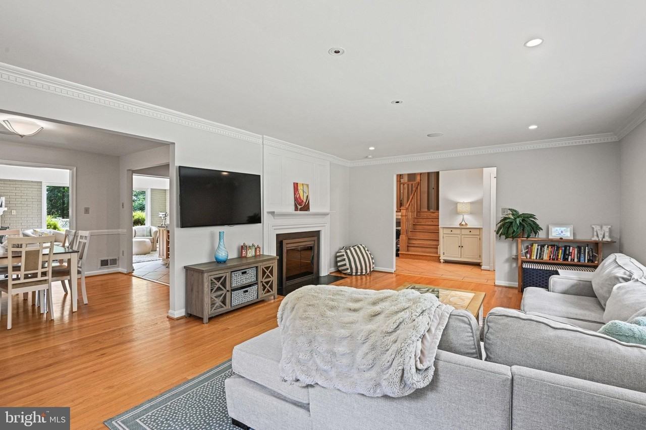 8633 Janet Lane - Photo 3 of 11