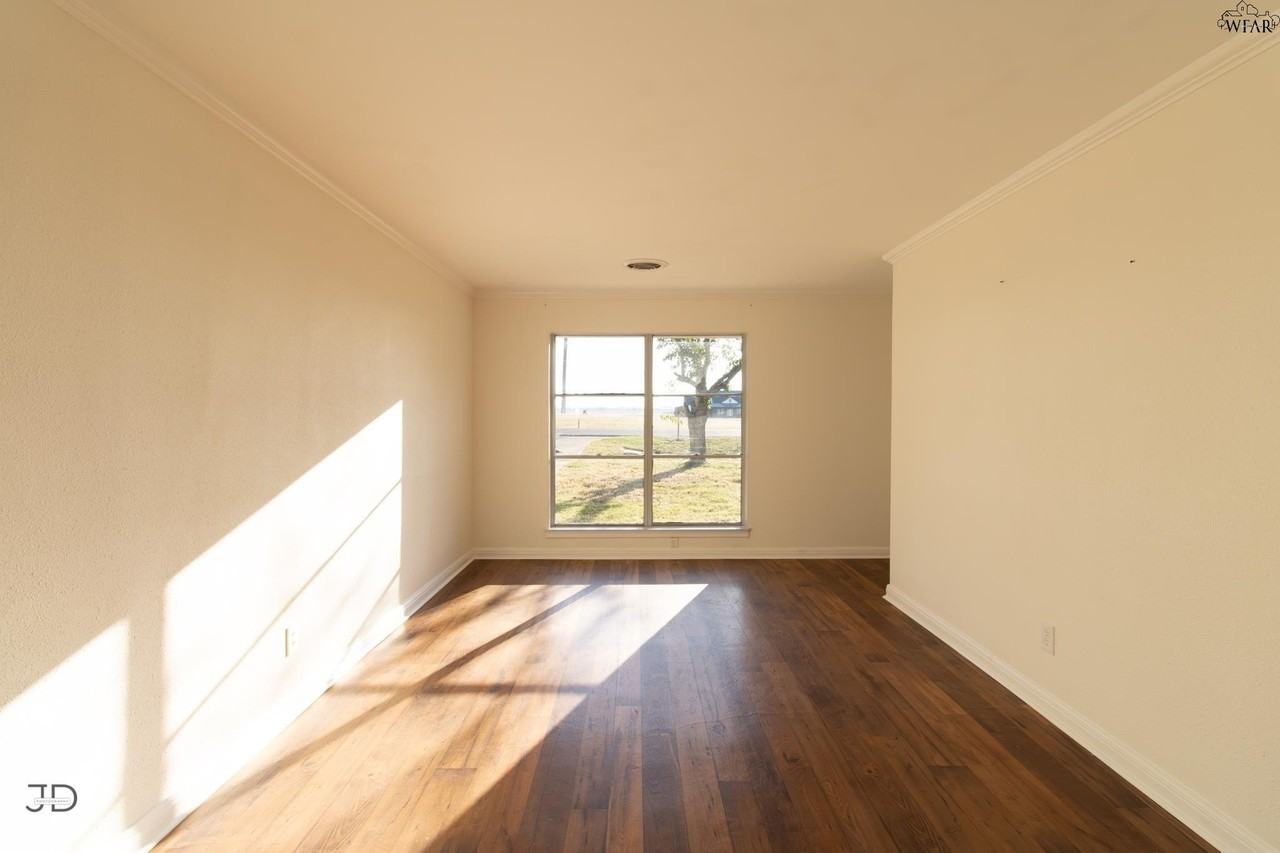 674 Bell Rd S - Photo 4 of 21