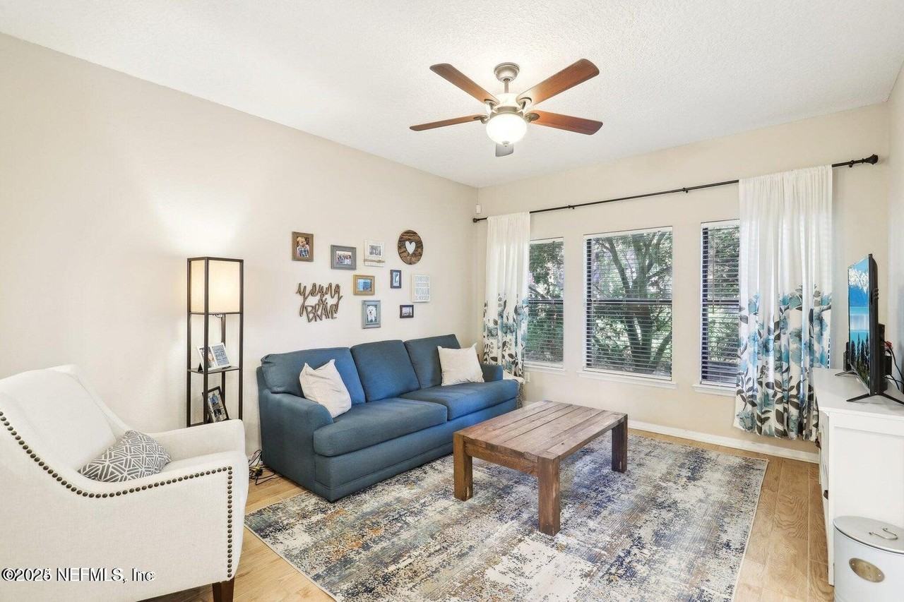 604 Briar Way Ln - Photo 2 of 21