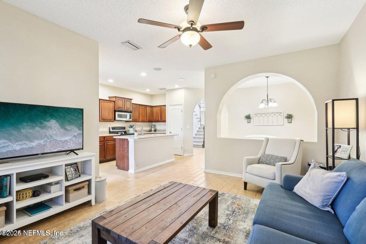 604 Briar Way Ln - Photo 3 of 21