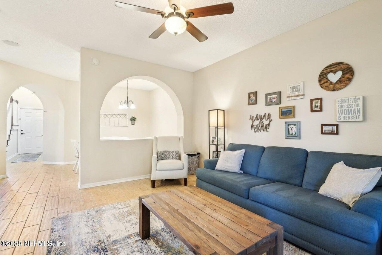 604 Briar Way Ln - Photo 4 of 21