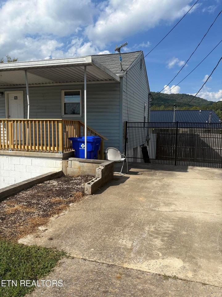 702 Carlock Avenue - Photo 2 of 2