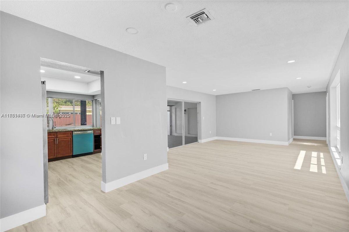 7773 Coral Blvd - Photo 5 of 9