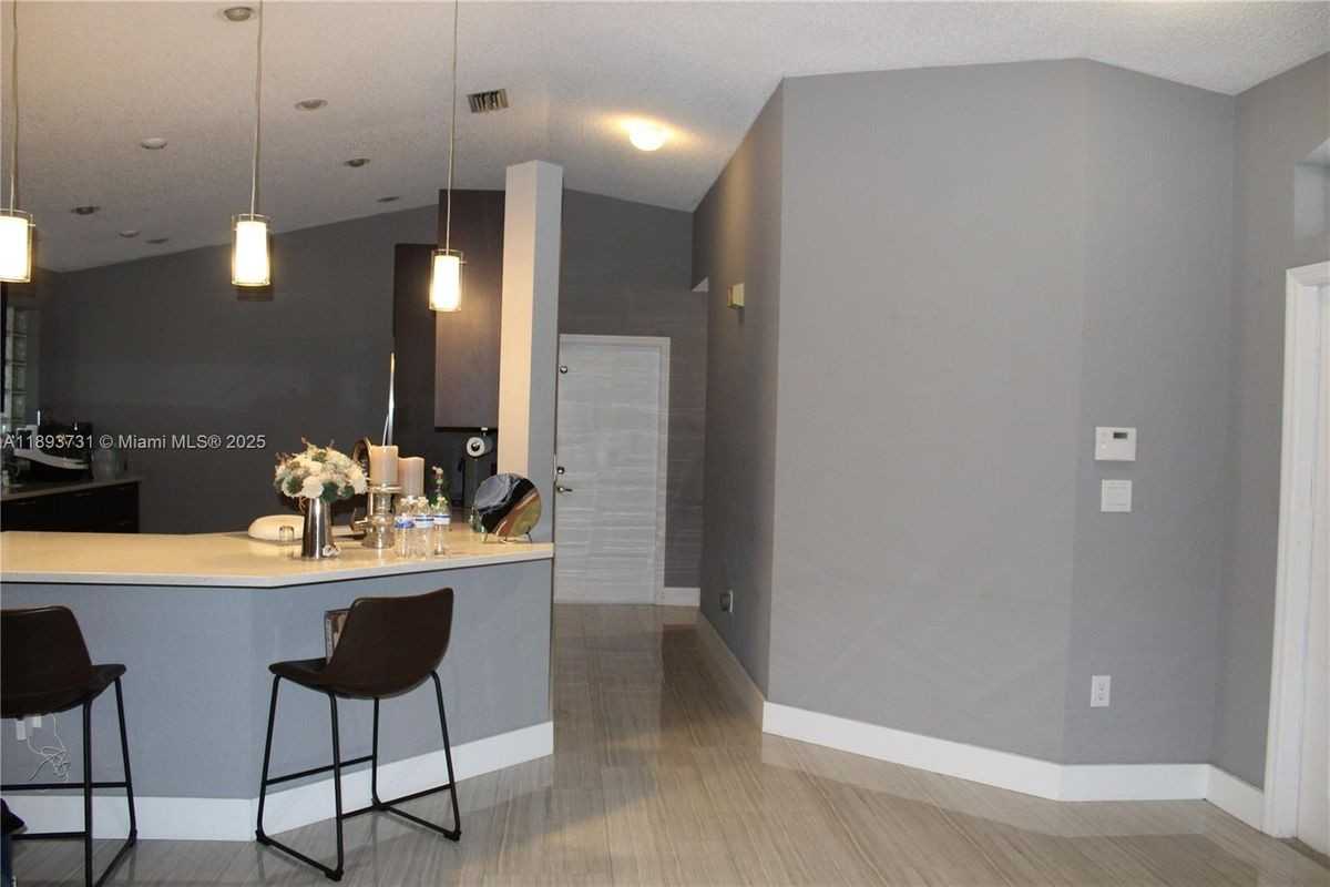 16405 Sapphire St - Photo 4 of 11