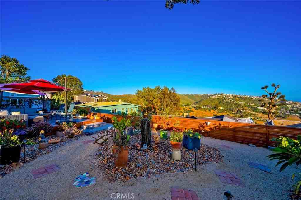 1687 Temple Hills Dr - Photo 2 of 16