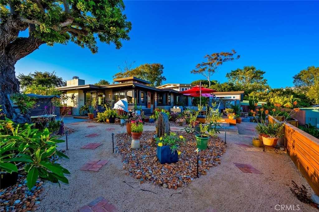 1687 Temple Hills Dr - Photo 4 of 16