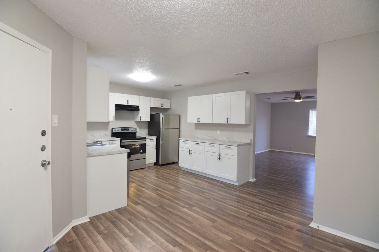 304 Carly Dr - Photo 4 of 21