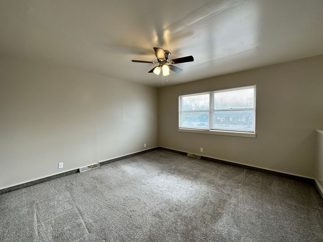 2469 S Saint Clair Ave - Photo 2 of 17