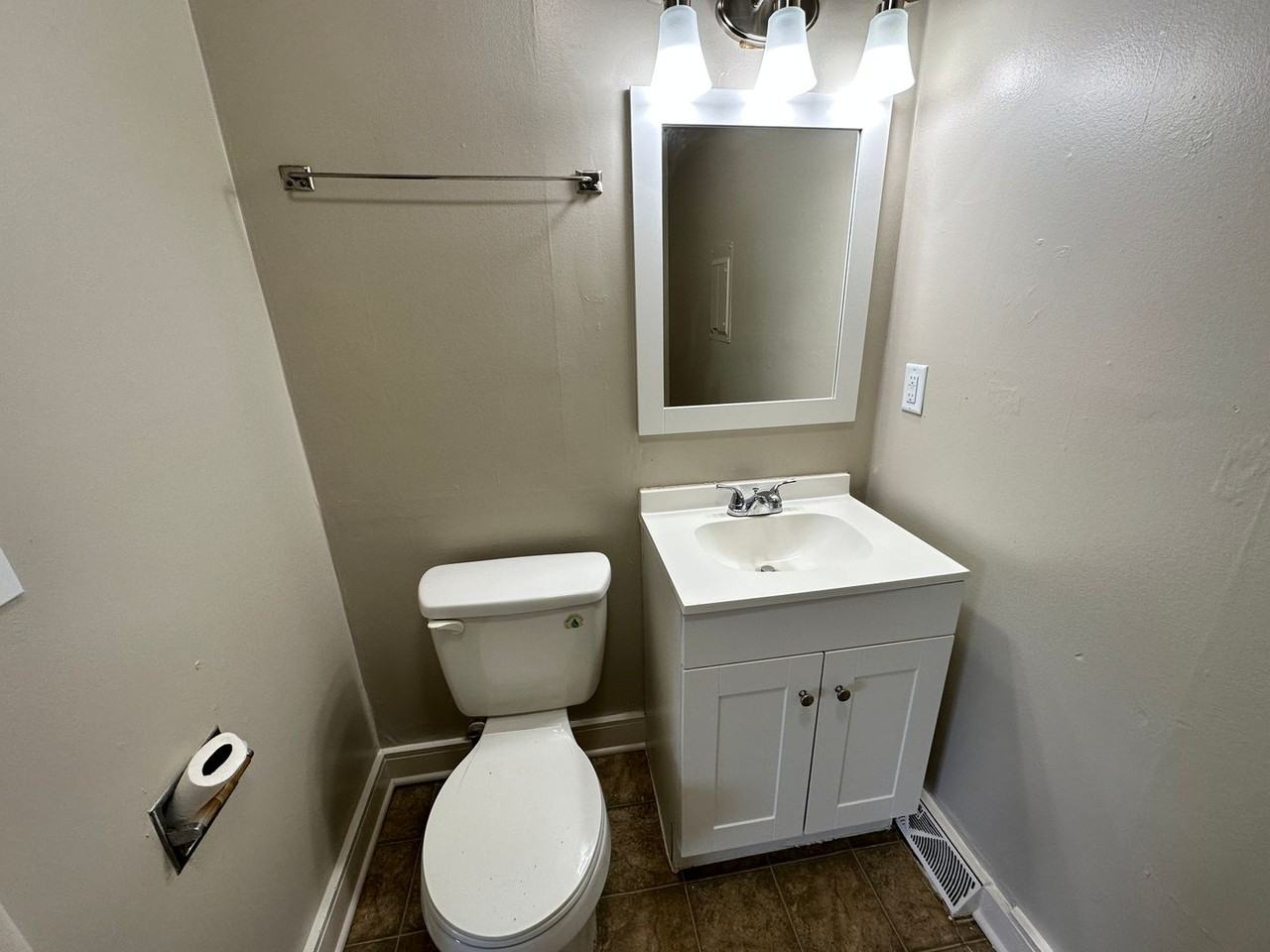 2469 S Saint Clair Ave - Photo 5 of 17