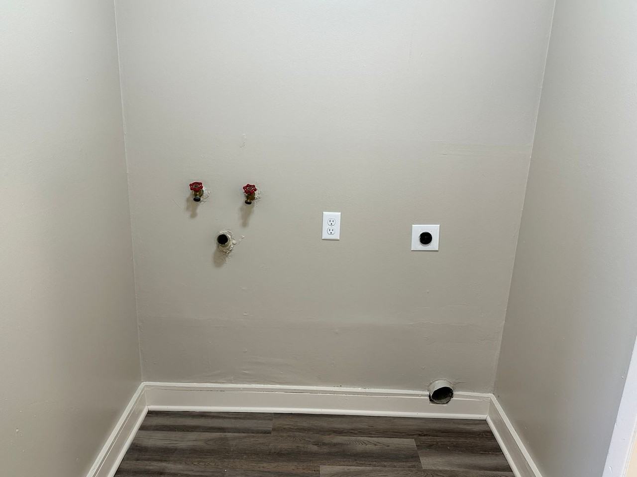 2469 S Saint Clair Ave - Photo 6 of 17