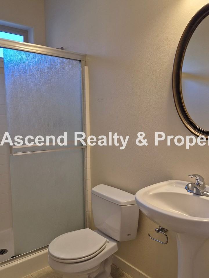 6449 Northeast Meadowgate Court - Photo 3 of 30