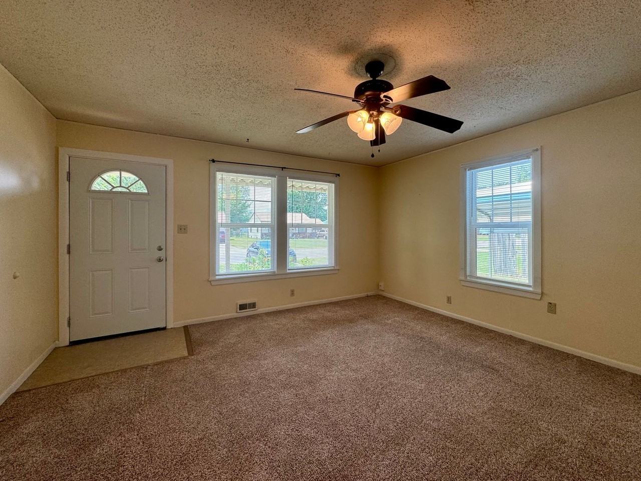 236 N Maynard Ave - Photo 2 of 15