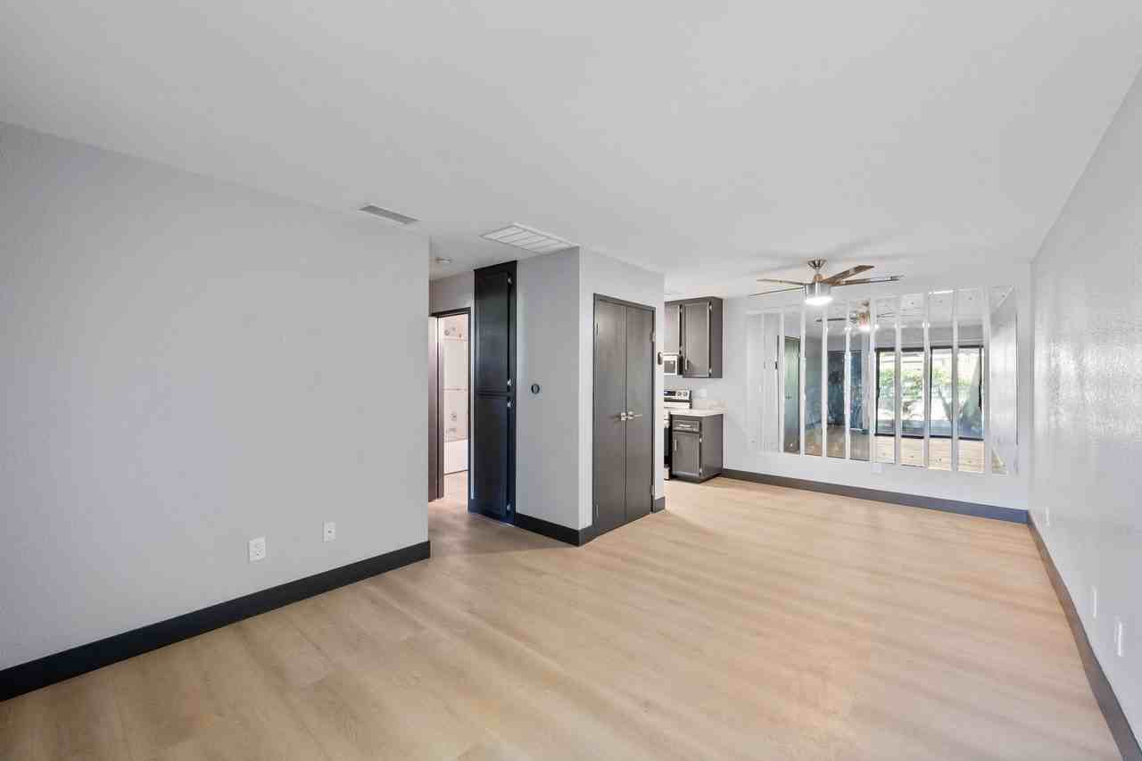 2822 N Auburn Ct - Photo 4 of 18