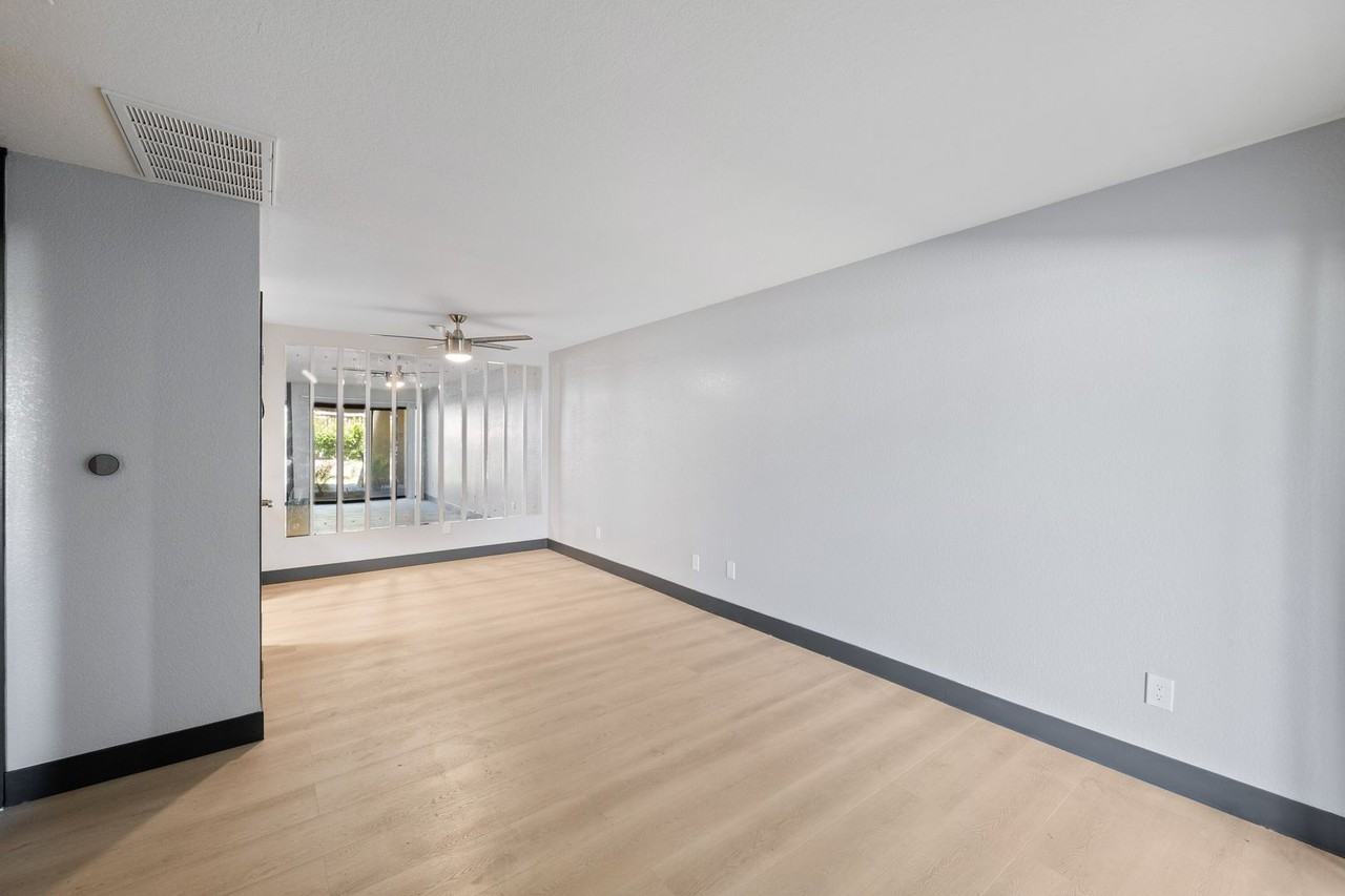 2822 N Auburn Ct - Photo 5 of 18