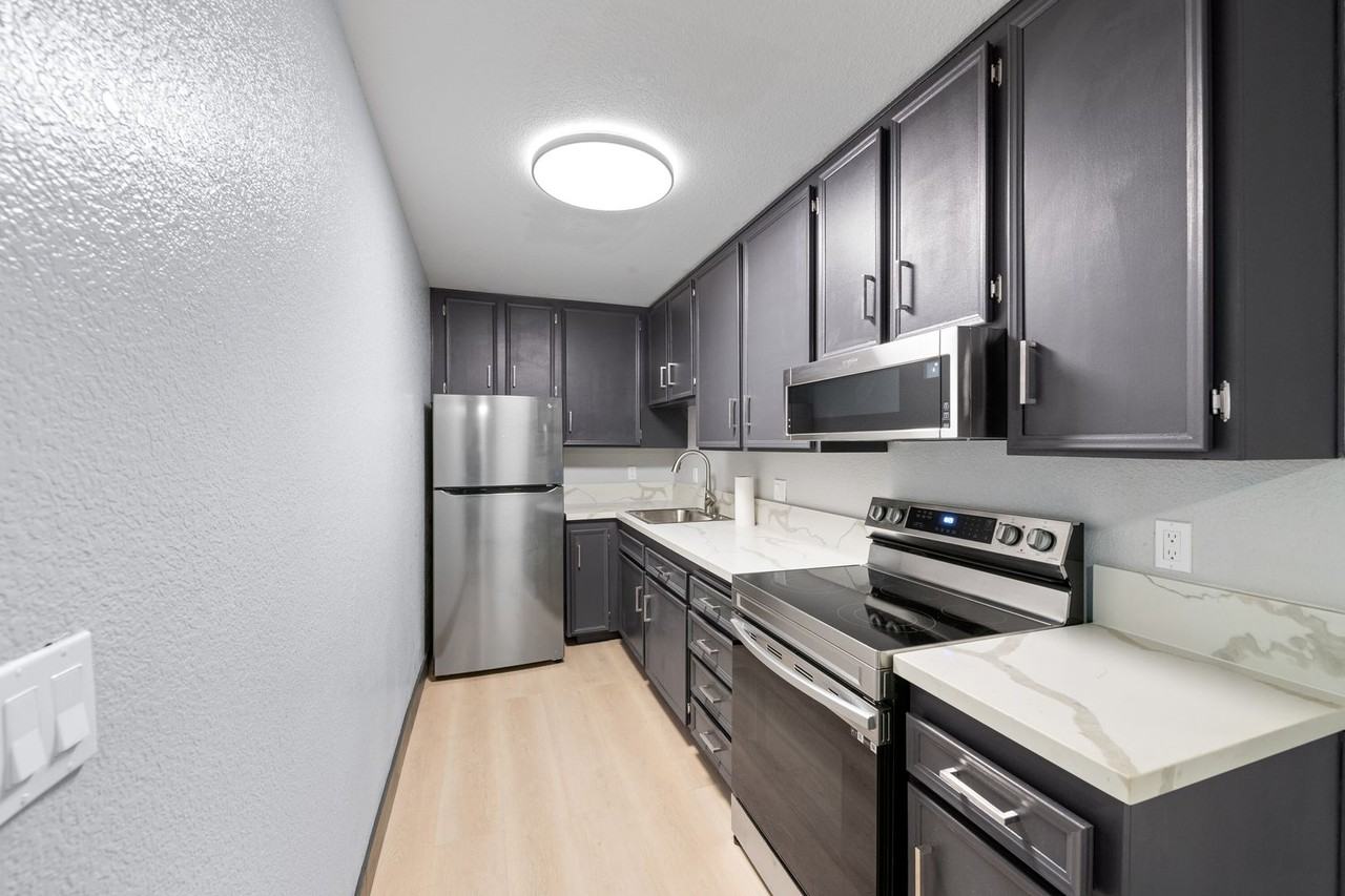 2822 N Auburn Ct - Photo 7 of 18