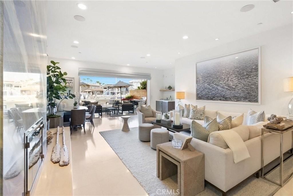 3306 Marcus Ave - Photo 2 of 37