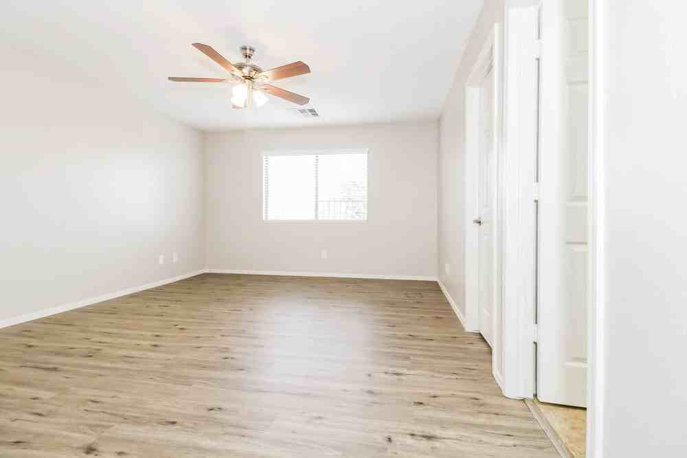 1304 S 159th Ave - Photo 5 of 17