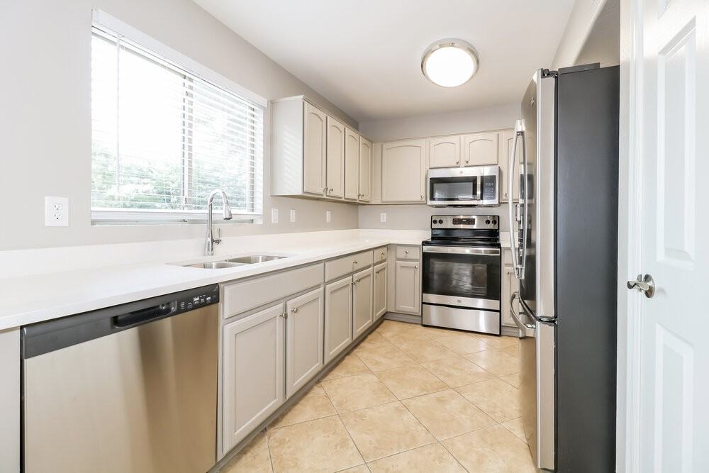 1304 S 159th Ave - Photo 7 of 17