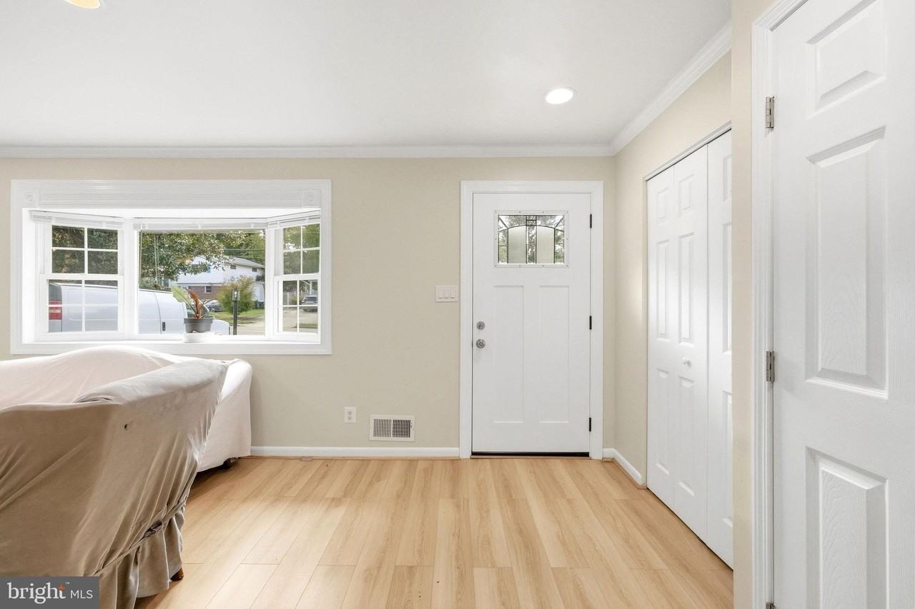 7810 Kalorama Rd - Photo 4 of 39