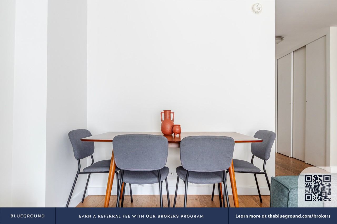 279 East 44th Street - Photo 5 of 31