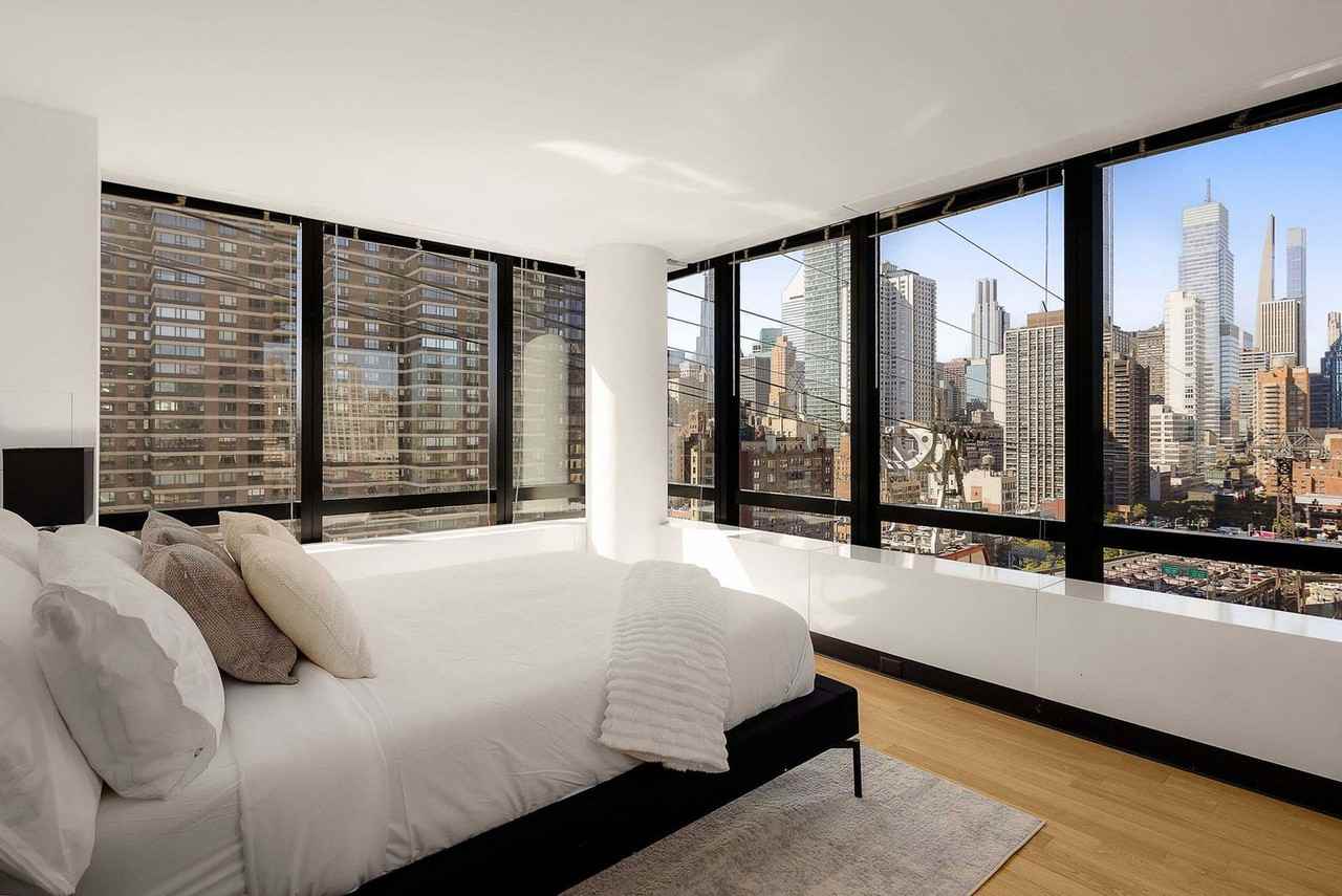 1113 York Avenue - Photo 3 of 25