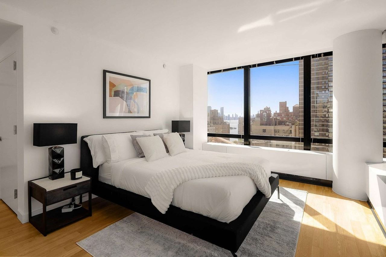 1113 York Avenue - Photo 4 of 25