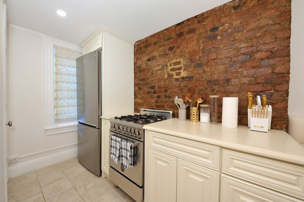 199 Centre St #1323919P - Photo 2 of 12