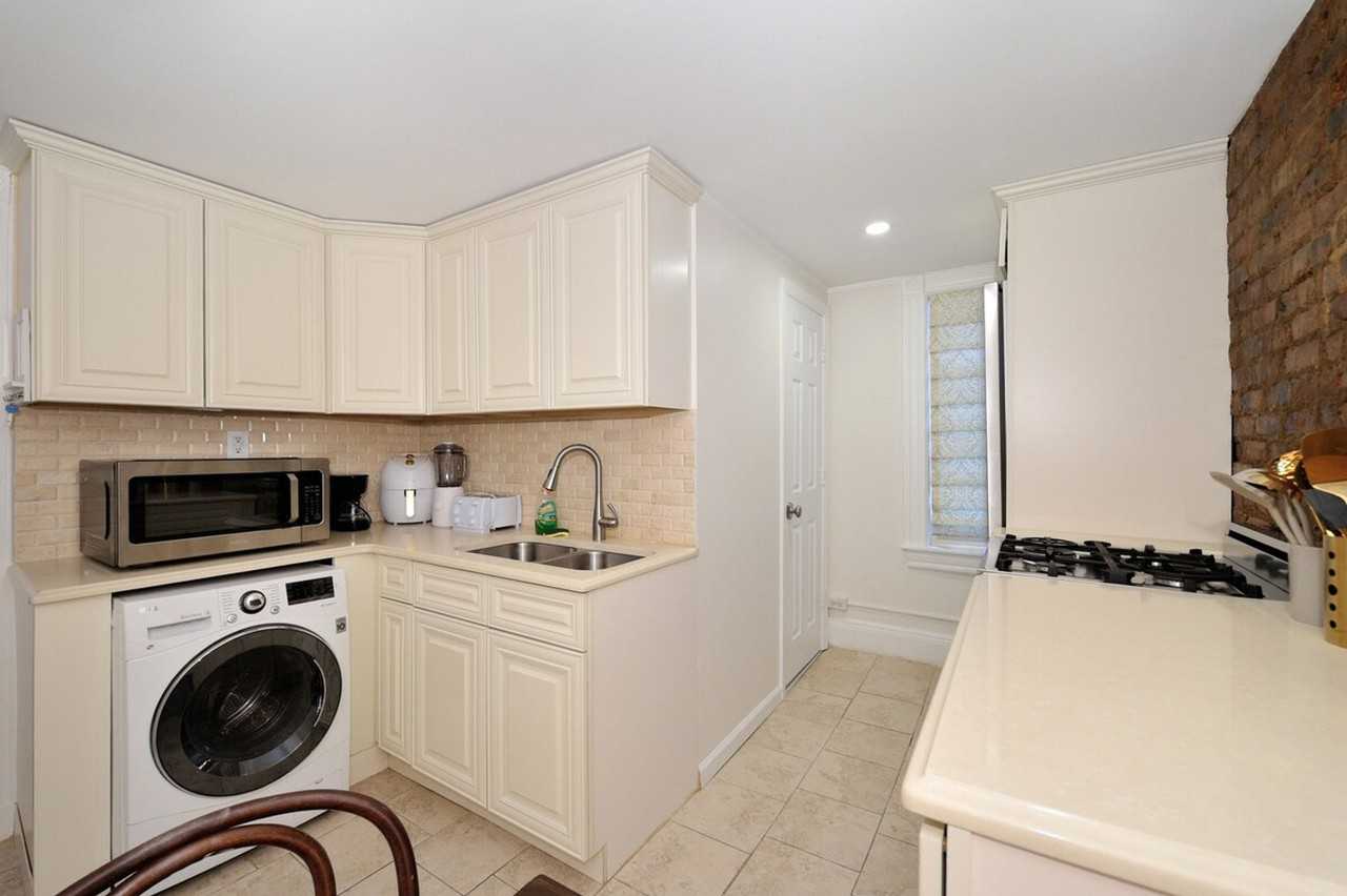 199 Centre St #1323919P - Photo 4 of 12