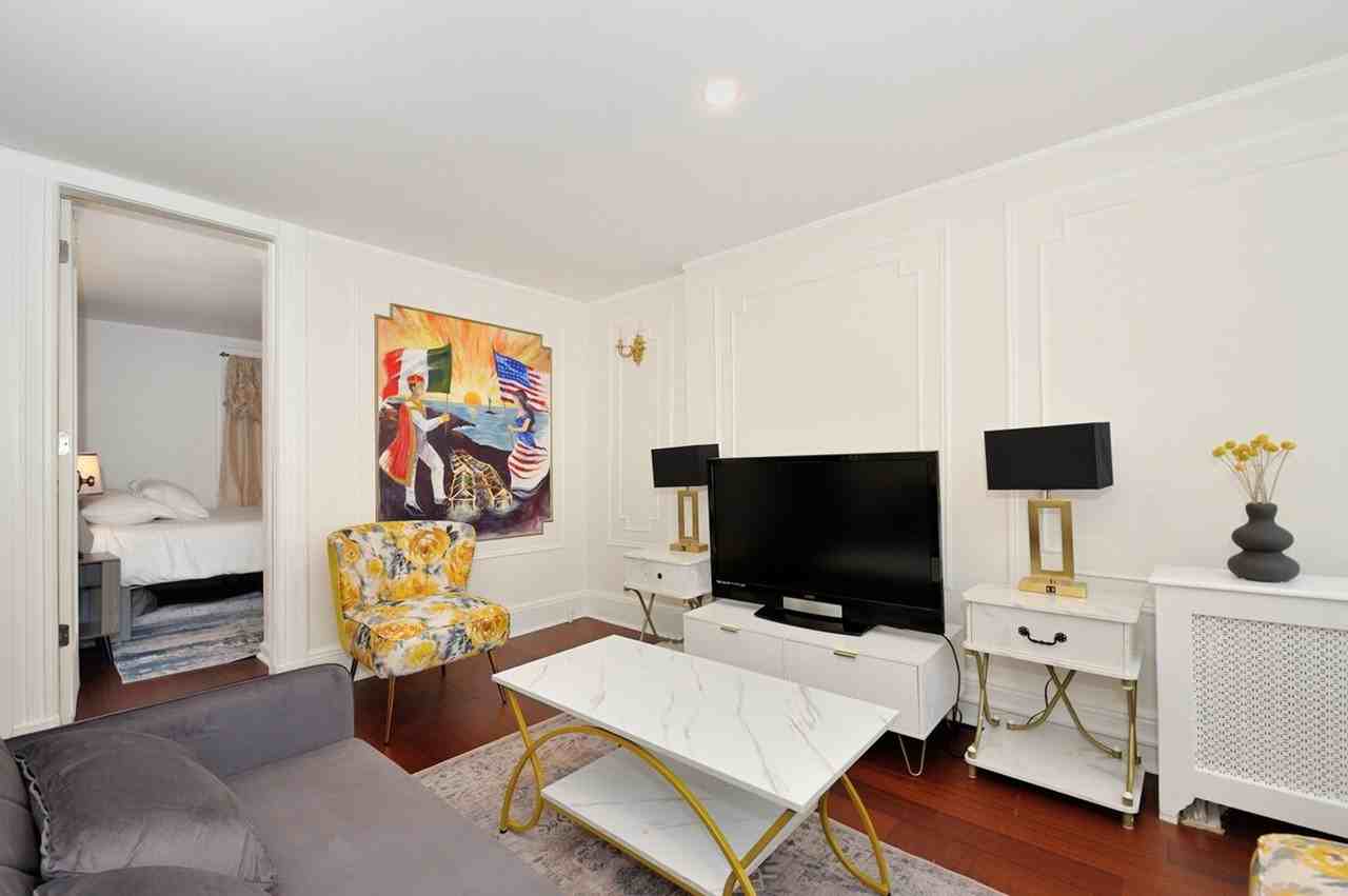 199 Centre St #1323919P - Photo 7 of 12