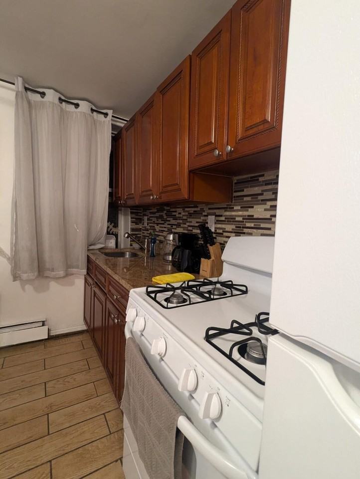 304 E 34th St #1323968P - Photo 4 of 12