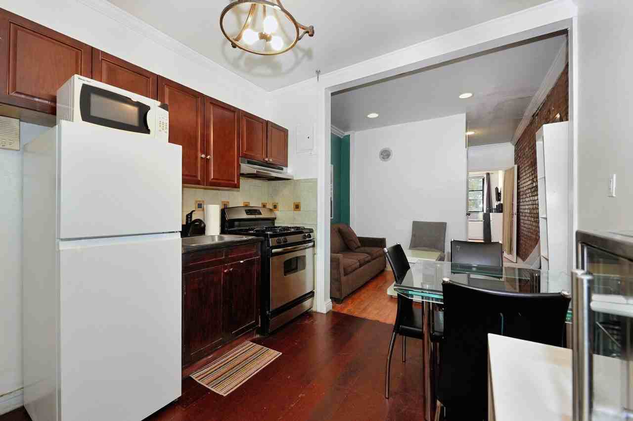 400 W 41st St #1323977P - Photo 3 of 16