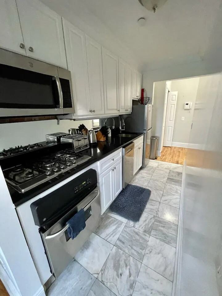 468W W 47th St #1323964P - Photo 6 of 16