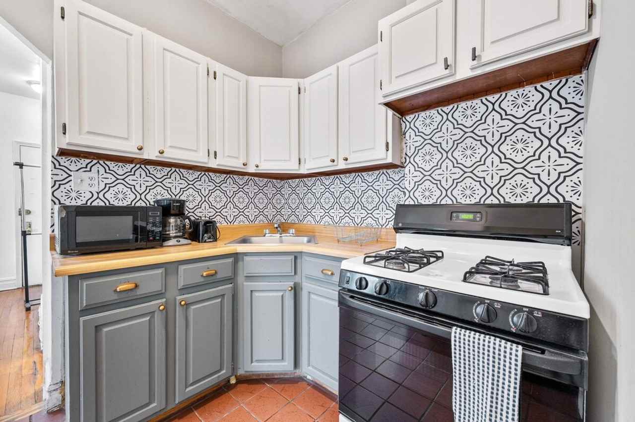 400 W 47th St #1323962P - Photo 3 of 19