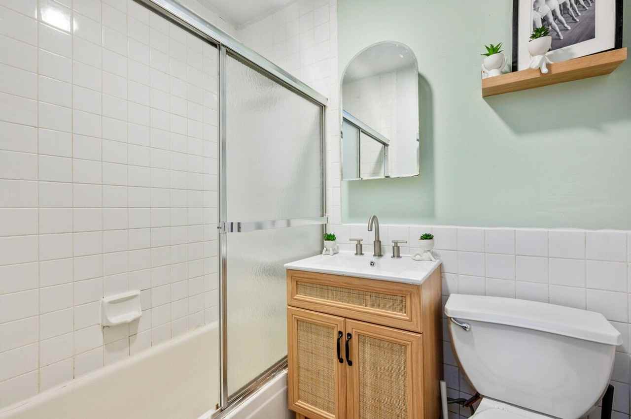 400 W 47th St #1323962P - Photo 5 of 19