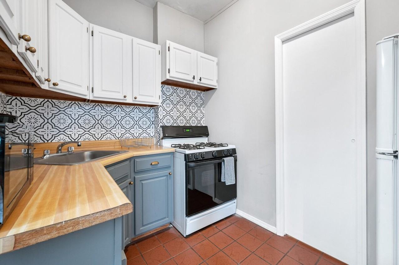 400 W 47th St #1323962P - Photo 7 of 19