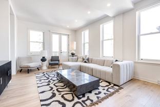 7080 Rue Hutchison - Photo 1 of 1