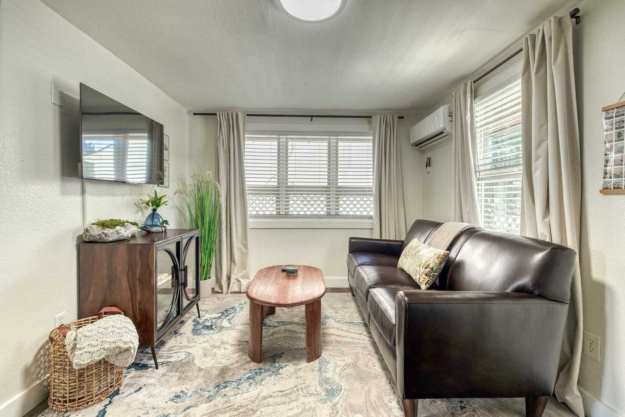 2818 W Rose Hill St #1324052P - Photo 2 of 15